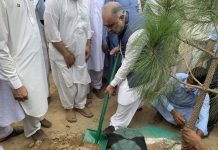 وزيراعظم عمران خان سره په نيويارك كښې د كشمير سټډي ګروپ باني فاروق كتهواري ملاقات وزيراعظم ٬ فاروق كتهواري ته په مقبوضه كشمير كښې د هندوستان د غېر قانوني تسلط او د بشري حقونو څخه سرغړونې د لا په ډاګه كولو تلقين وكړو