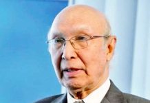 صدر مملکت ممنون حسین دی نیشنل ڈیفنس یونیورسٹی دے سبکدوش تھیونڑ آلے صدر لیفٹیننٹ جنرل نذیر احمد بٹ نال گالھ مہاڑ