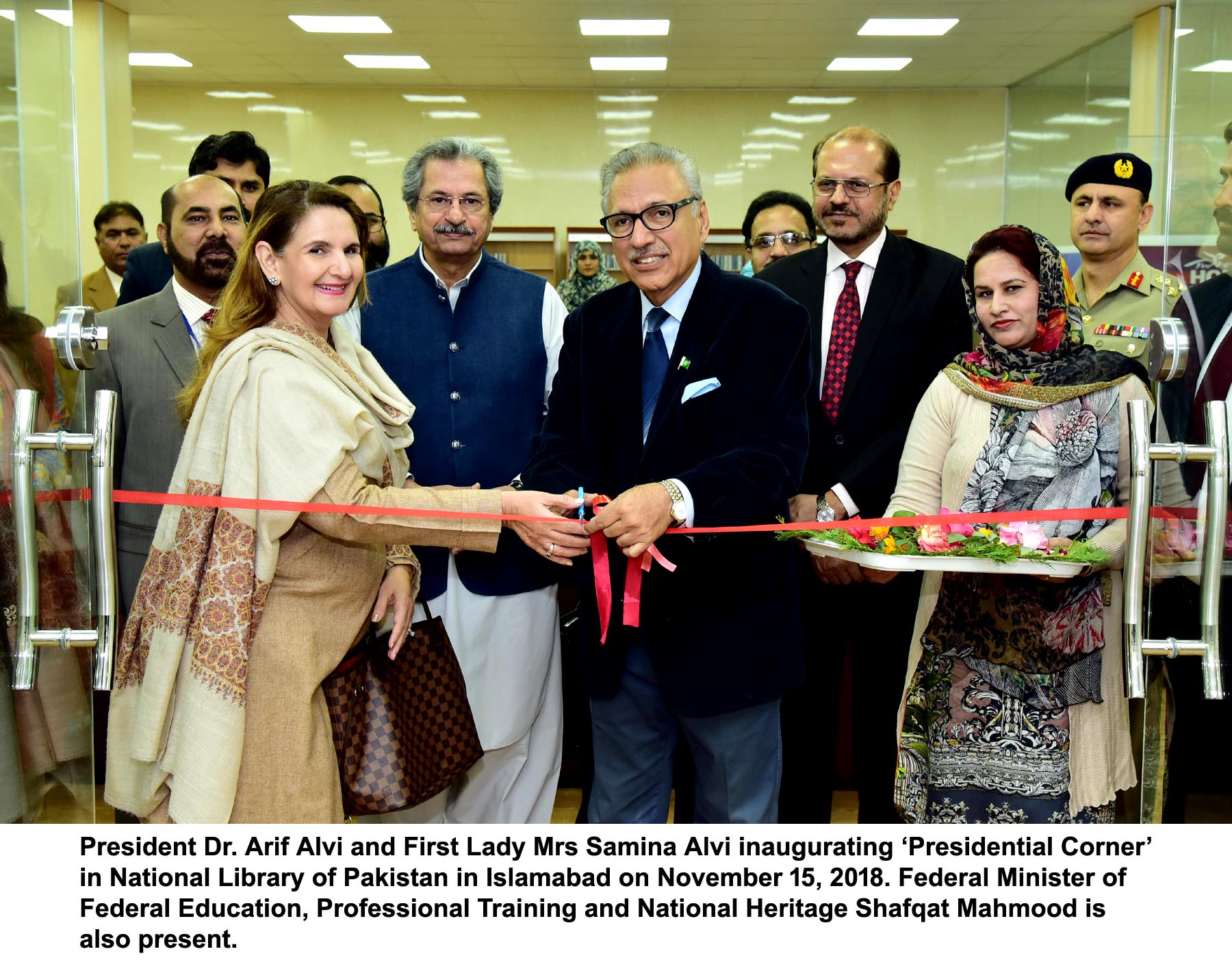 صدر مملکت نیشنل لائبریری اچ ”پریذیڈینشل کارنر“ دا افتتاح کر ڈتا مطالعہ کہیں وی قوم دی ترقی سانگے بہوں ضروری اے ، ڈاکٹر عارف علوی