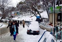 مری اچ برف باری دا سلسلہ ولا شروع، مال روڈ تے ہزاراں سیاح پھس گے
